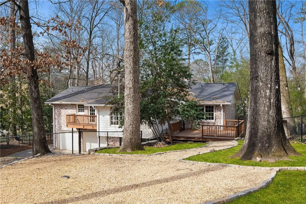 3911 Ivy Road Ne, Atlanta, Georgia 30342, 3 Bedrooms Bedrooms, ,3 BathroomsBathrooms,Residential,For Sale,3911 Ivy Road Ne,7531577
