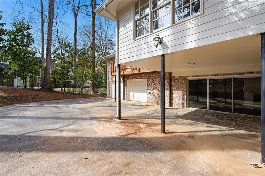 3911 Ivy Road Ne, Atlanta, Georgia 30342, 3 Bedrooms Bedrooms, ,3 BathroomsBathrooms,Residential,For Sale,3911 Ivy Road Ne,7531577