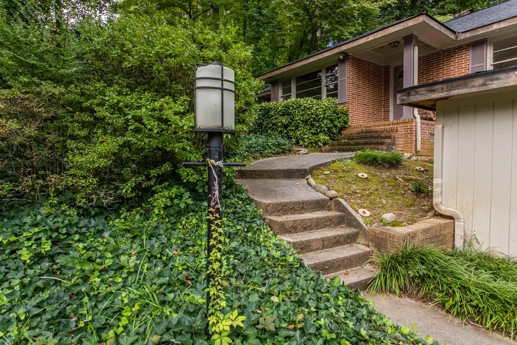 760 Starlight Lane, Atlanta, Georgia 30342, 5 Bedrooms Bedrooms, ,3 BathroomsBathrooms,Residential,Sold,760 Starlight Lane,7115231