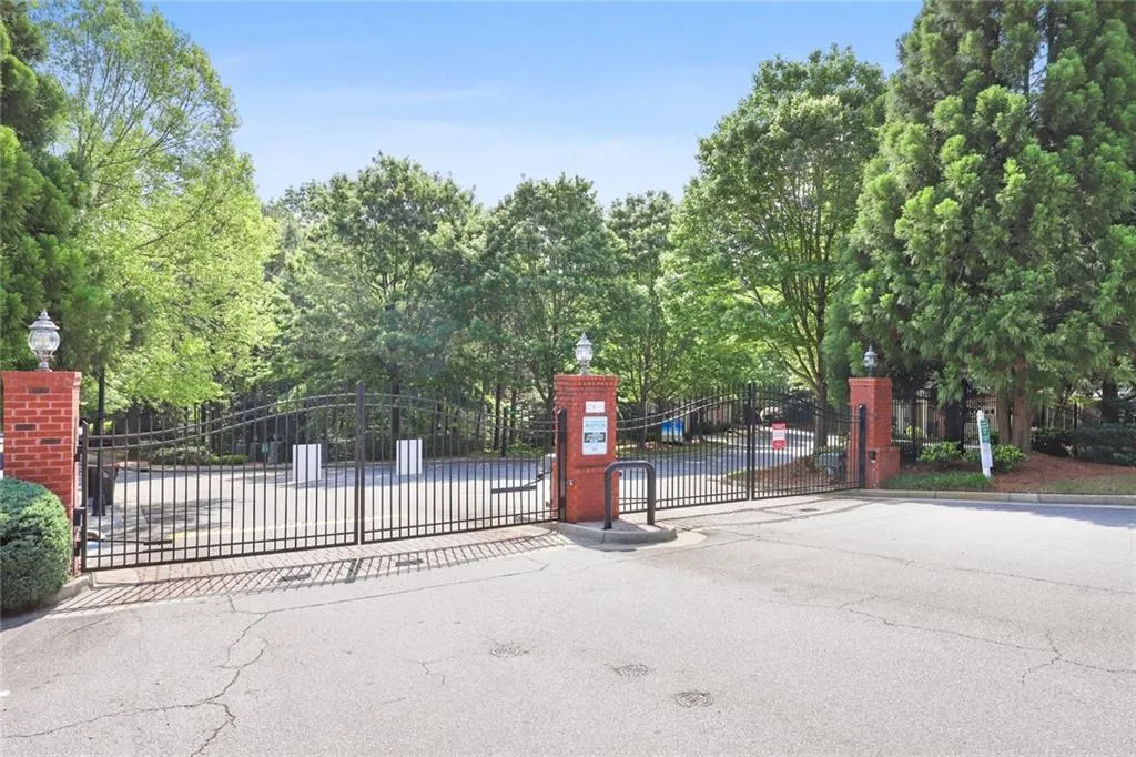 5570 Glenridge Park, Atlanta, Georgia 30342, 2 Bedrooms Bedrooms, ,2 BathroomsBathrooms,Residential,Sold,5570 Glenridge Park,7041513