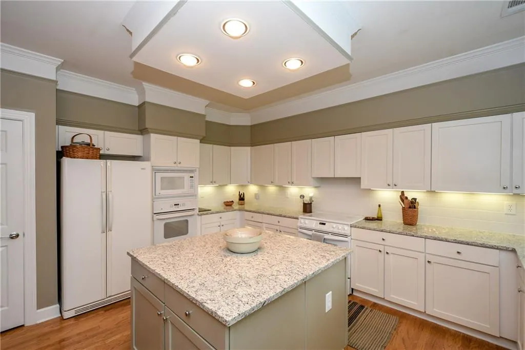 715 Glenridge Close Drive, Sandy Springs, Georgia 30328, 4 Bedrooms Bedrooms, ,2 BathroomsBathrooms,Residential,Sold,715 Glenridge Close Drive,5685947