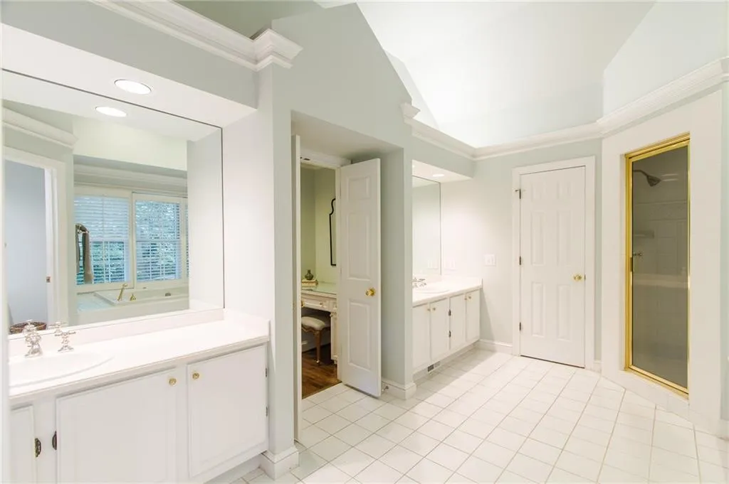 685 Starlight Lane, Atlanta, Georgia 30342, 5 Bedrooms Bedrooms, ,4 BathroomsBathrooms,Residential,Sold,685 Starlight Lane,5691579