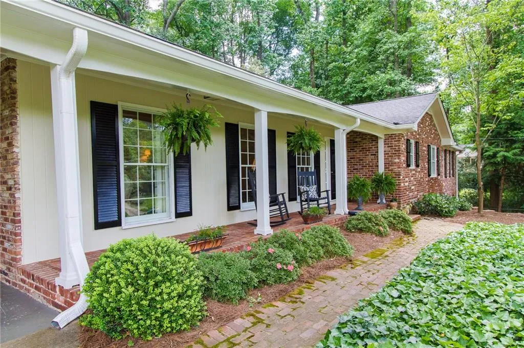 685 Starlight Lane, Atlanta, Georgia 30342, 5 Bedrooms Bedrooms, ,4 BathroomsBathrooms,Residential,Sold,685 Starlight Lane,5691579