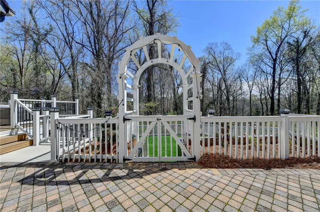 670 Mount Paran Road, Atlanta, Georgia 30327, 5 Bedrooms Bedrooms, ,4 BathroomsBathrooms,Residential,Sold,670 Mount Paran Road,7355332