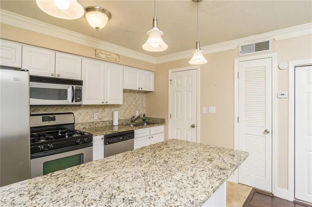 6980 Roswell Road Unit L3, Atlanta, Georgia 30328, 1 Bedroom Bedrooms, ,1 BathroomBathrooms,Residential,Sold,6980 Roswell Road Unit L3,6848750