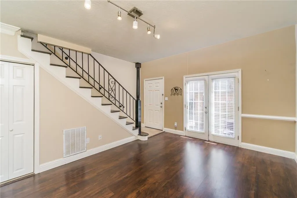 6980 Roswell Road Unit L3, Atlanta, Georgia 30328, 1 Bedroom Bedrooms, ,1 BathroomBathrooms,Residential,Sold,6980 Roswell Road Unit L3,6848750