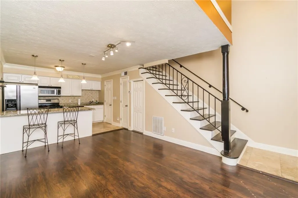 6980 Roswell Road Unit L3, Atlanta, Georgia 30328, 1 Bedroom Bedrooms, ,1 BathroomBathrooms,Residential,Sold,6980 Roswell Road Unit L3,6848750