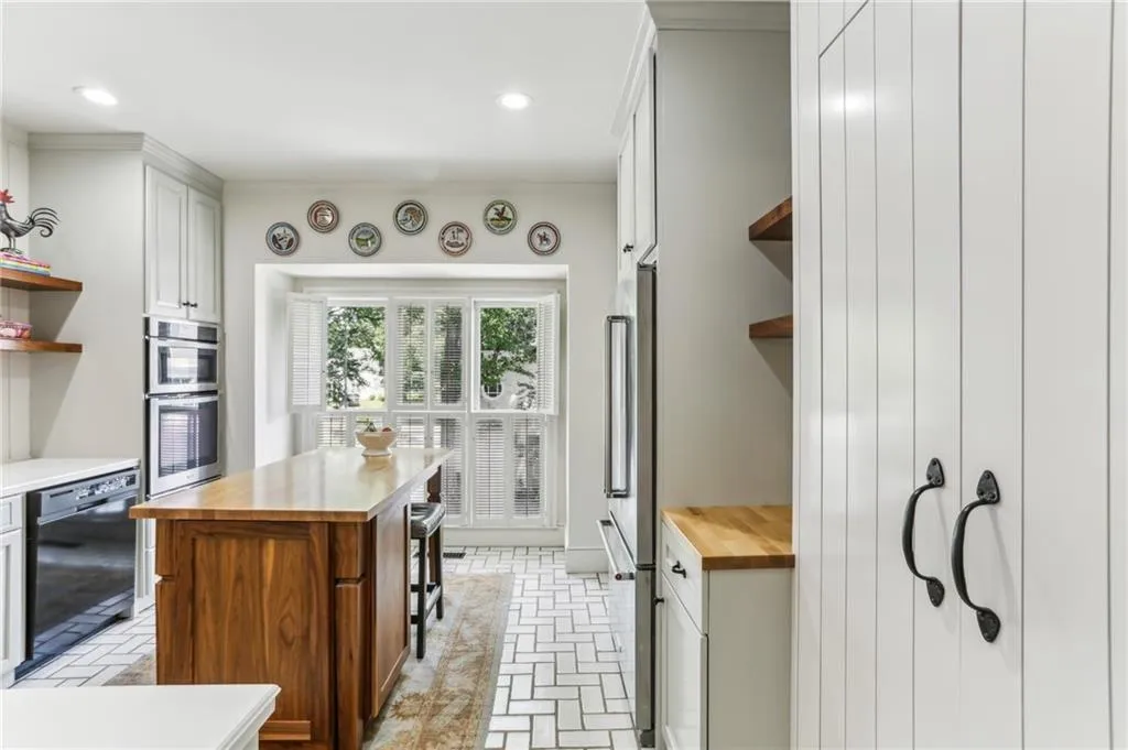 2466 Brookhaven Place Ne, Atlanta, Georgia 30319, 3 Bedrooms Bedrooms, ,3 BathroomsBathrooms,Residential,For Sale,2466 Brookhaven Place Ne,7658333