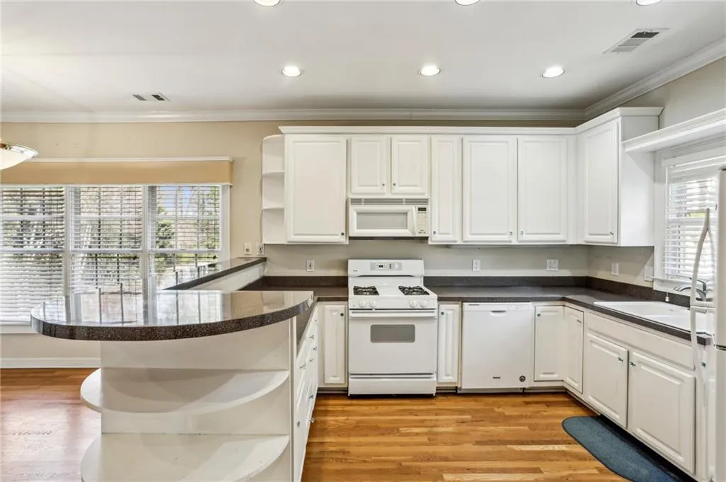 8620 Hope Mews Court, Sandy Springs, Georgia 30350, 2 Bedrooms Bedrooms, ,2 BathroomsBathrooms,Residential,Sold,8620 Hope Mews Court,7540012