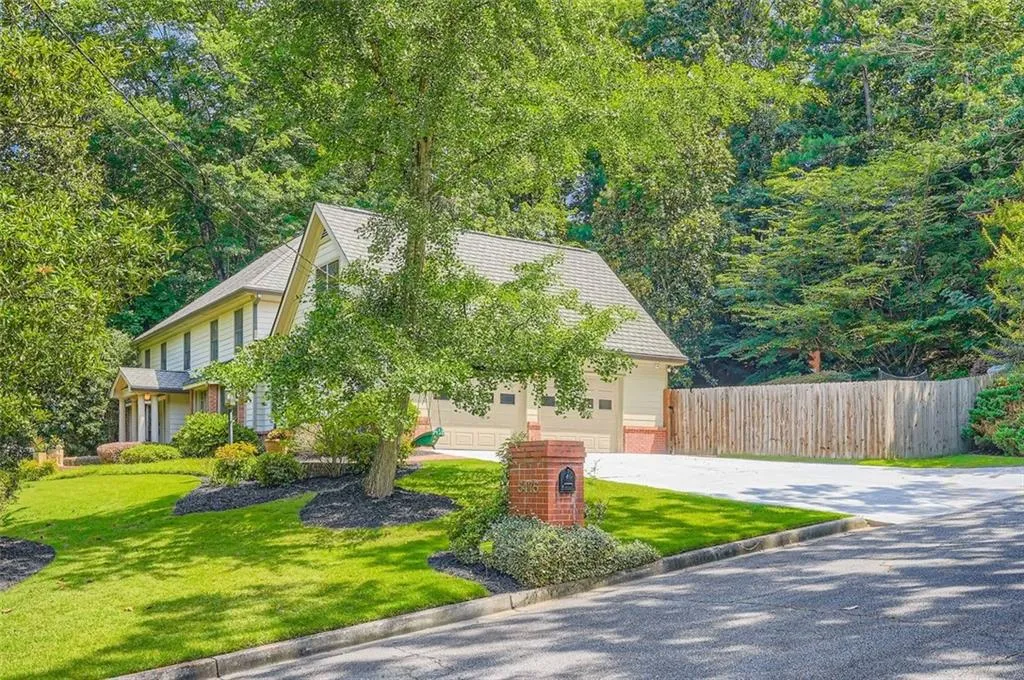 5475 E Idlewood Lane, Sandy Springs, Georgia 30327, 3 Bedrooms Bedrooms, ,3 BathroomsBathrooms,Residential,For Sale,5475 E Idlewood Lane,7606297