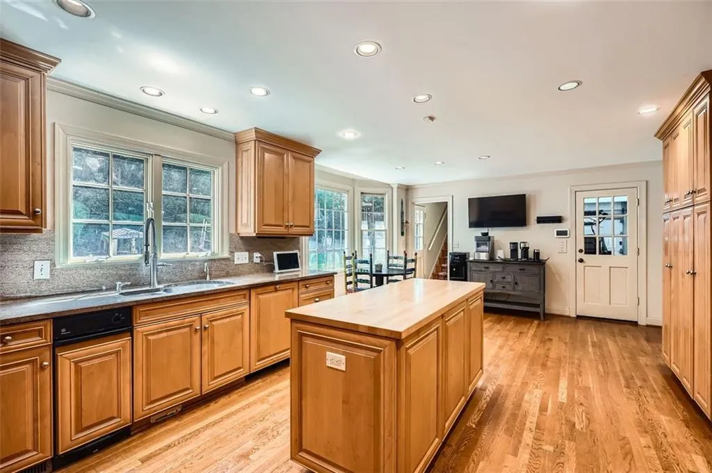5475 E Idlewood Lane, Sandy Springs, Georgia 30327, 3 Bedrooms Bedrooms, ,3 BathroomsBathrooms,Residential,For Sale,5475 E Idlewood Lane,7606297