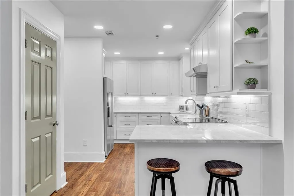 Fully renovated kitchen w/ taj mahal quartzite countertops