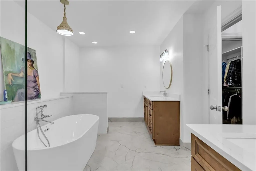 211 Colonial Homes Drive Nw Unit 1102, Atlanta, Georgia 30309, 2 Bedrooms Bedrooms, ,2 BathroomsBathrooms,Residential,For Sale,211 Colonial Homes Drive Nw Unit 1102,7595763