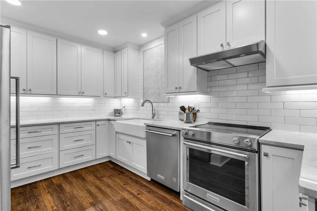 211 Colonial Homes Drive Nw Unit 1102, Atlanta, Georgia 30309, 2 Bedrooms Bedrooms, ,2 BathroomsBathrooms,Residential,For Sale,211 Colonial Homes Drive Nw Unit 1102,7595763
