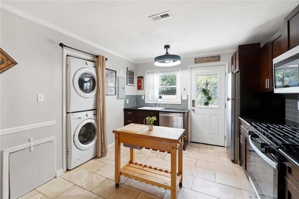 4282 Roswell Road Ne Unit E2, Atlanta, Georgia 30342, 2 Bedrooms Bedrooms, 0 ,2 BathroomsBathrooms,Residential,For Sale,4282 Roswell Road Ne Unit E2,7816468