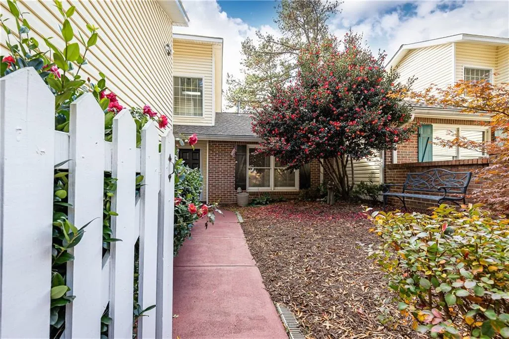 94 Dunwoody Springs Drive, Atlanta, Georgia 30328, 2 Bedrooms Bedrooms, ,2 BathroomsBathrooms,Residential,Sold,94 Dunwoody Springs Drive,7142994