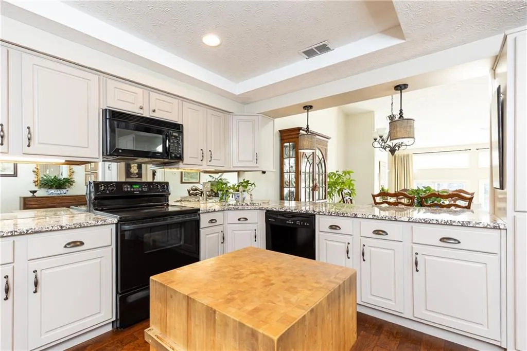 94 Dunwoody Springs Drive, Atlanta, Georgia 30328, 2 Bedrooms Bedrooms, ,2 BathroomsBathrooms,Residential,Sold,94 Dunwoody Springs Drive,7142994