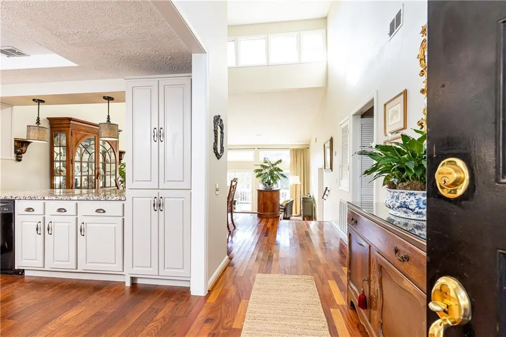 94 Dunwoody Springs Drive, Atlanta, Georgia 30328, 2 Bedrooms Bedrooms, ,2 BathroomsBathrooms,Residential,Sold,94 Dunwoody Springs Drive,7142994