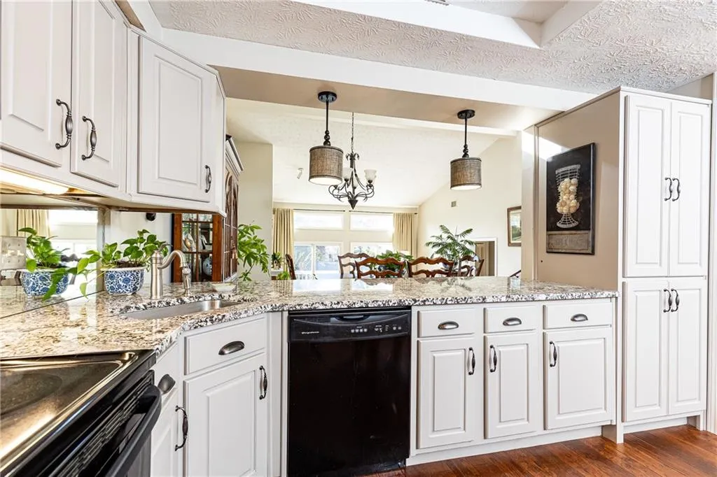 94 Dunwoody Springs Drive, Atlanta, Georgia 30328, 2 Bedrooms Bedrooms, ,2 BathroomsBathrooms,Residential,Sold,94 Dunwoody Springs Drive,7142994