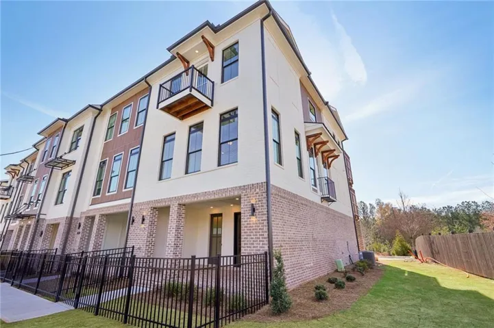 END UNIT with fenced in front yard.