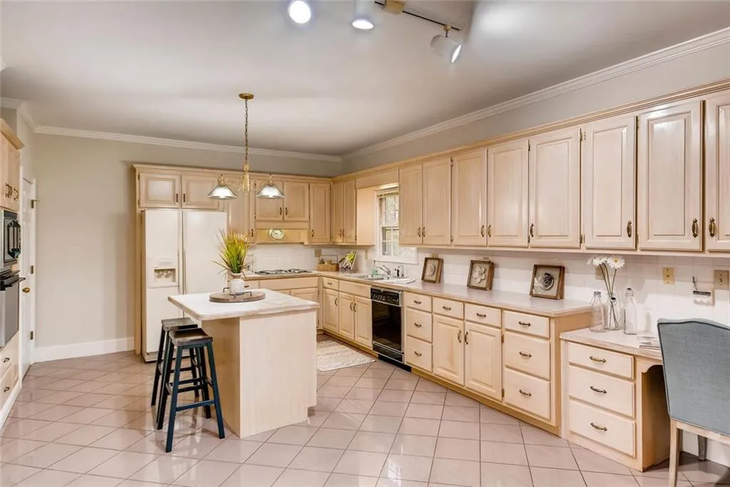 170 Grosvenor Place, Atlanta, Georgia 30328, 5 Bedrooms Bedrooms, ,3 BathroomsBathrooms,Residential,Sold,170 Grosvenor Place,5929509