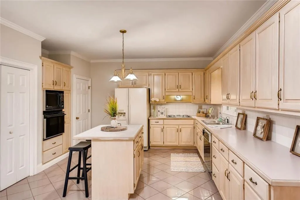 170 Grosvenor Place, Atlanta, Georgia 30328, 5 Bedrooms Bedrooms, ,3 BathroomsBathrooms,Residential,Sold,170 Grosvenor Place,5929509