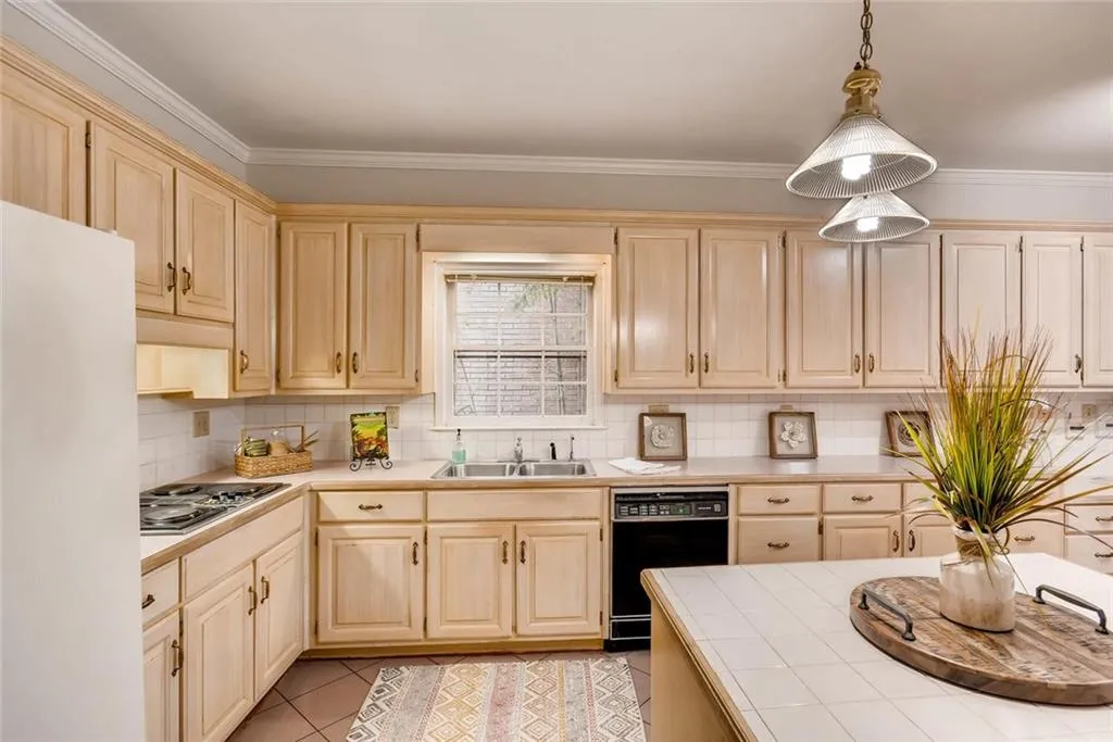 170 Grosvenor Place, Atlanta, Georgia 30328, 5 Bedrooms Bedrooms, ,3 BathroomsBathrooms,Residential,Sold,170 Grosvenor Place,5929509