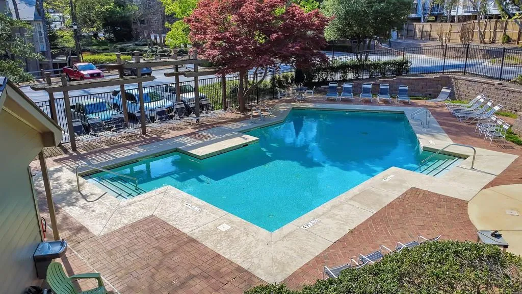CONDO HOA INCLUDES NICE POOL!