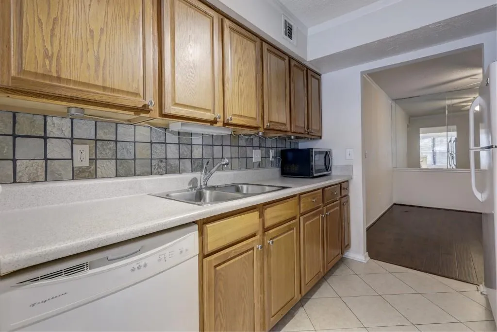 2001 Huntingdon Chase Unit 2001, Sandy Springs, Georgia 30350, 2 Bedrooms Bedrooms, ,2 BathroomsBathrooms,Residential,Sold,2001 Huntingdon Chase Unit 2001,6098450