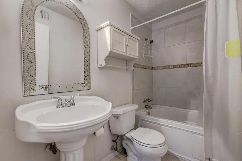 2001 Huntingdon Chase Unit 2001, Sandy Springs, Georgia 30350, 2 Bedrooms Bedrooms, ,2 BathroomsBathrooms,Residential,Sold,2001 Huntingdon Chase Unit 2001,6098450