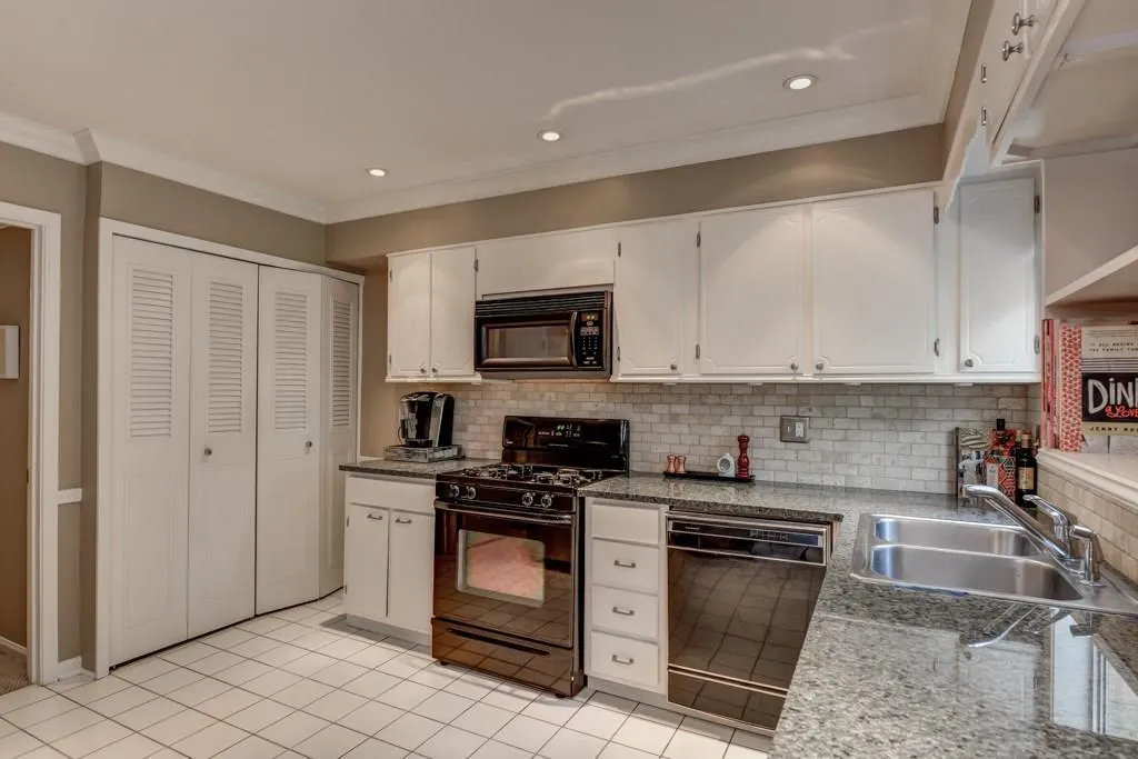 5400 Roswell Road Unit I5, Atlanta, Georgia 30342, 2 Bedrooms Bedrooms, ,2 BathroomsBathrooms,Residential,Sold,5400 Roswell Road Unit I5,5736264