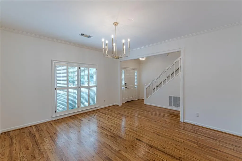 Large room for Dining Room, Library, Media room or other...