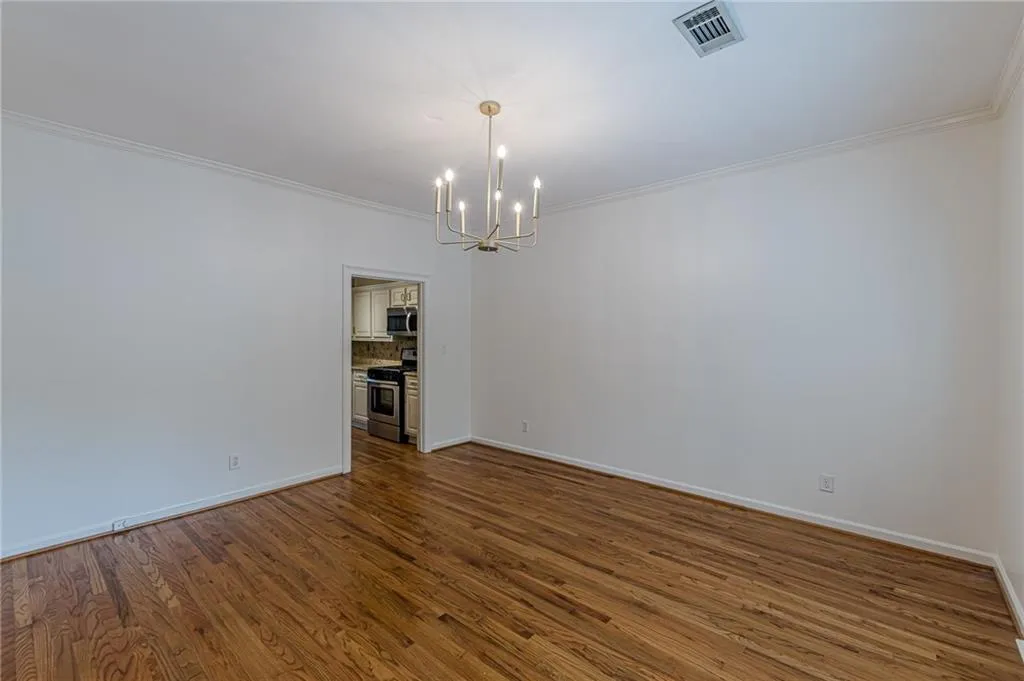 Large room for Dining Room, Library, Media room or other...