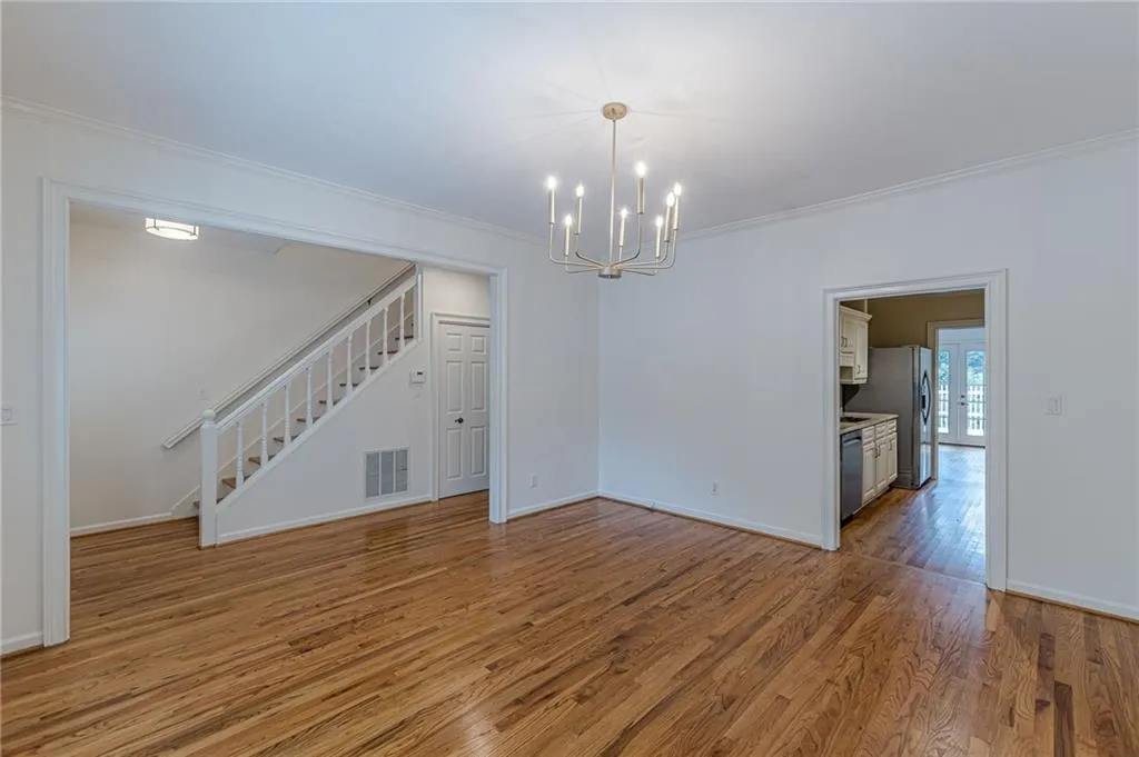 Large room for Dining Room, Library, Media room or other...