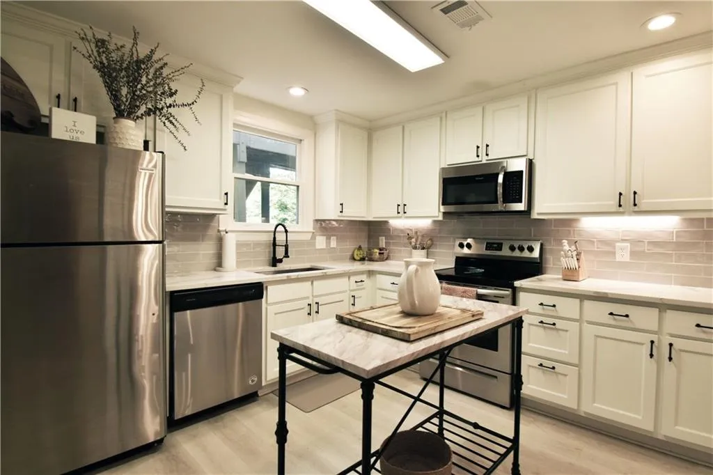 309 Hollyfax Circle Ne, Sandy Springs, Georgia 30328, 2 Bedrooms Bedrooms, ,2 BathroomsBathrooms,Residential,Sold,309 Hollyfax Circle Ne,7252499