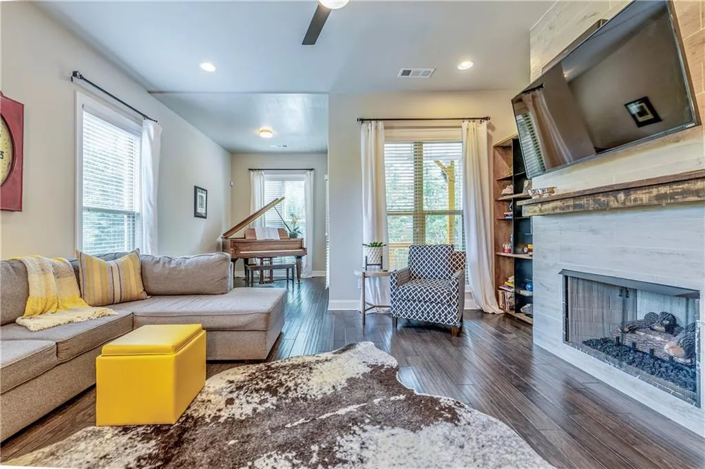 4269 Deming Circle, Sandy Springs, Georgia 30342, 3 Bedrooms Bedrooms, ,3 BathroomsBathrooms,Residential,Sold,4269 Deming Circle,6878737
