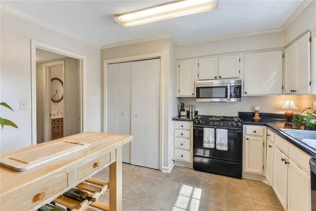 6520 Roswell Road Unit 47, Sandy Springs, Georgia 30328, 3 Bedrooms Bedrooms, ,2 BathroomsBathrooms,Residential,Sold,6520 Roswell Road Unit 47,6037760