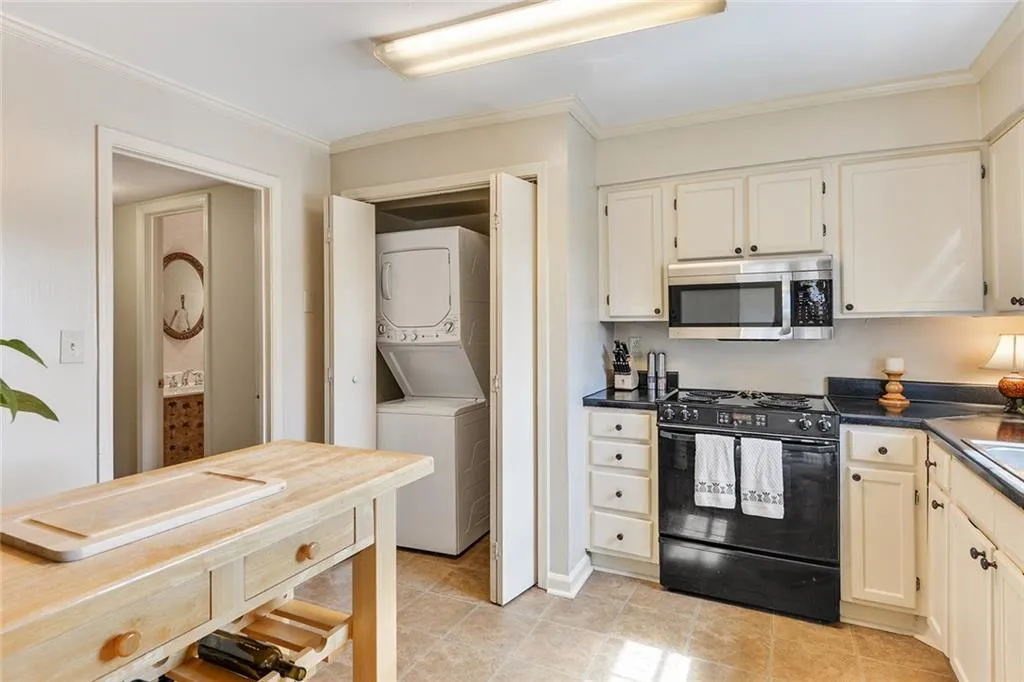 6520 Roswell Road Unit 47, Sandy Springs, Georgia 30328, 3 Bedrooms Bedrooms, ,2 BathroomsBathrooms,Residential,Sold,6520 Roswell Road Unit 47,6037760