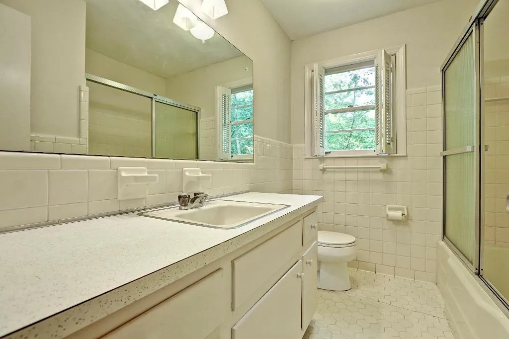 6670 Castleton Drive, Atlanta, Georgia 30328, 3 Bedrooms Bedrooms, ,2 BathroomsBathrooms,Residential,Sold,6670 Castleton Drive,5517000