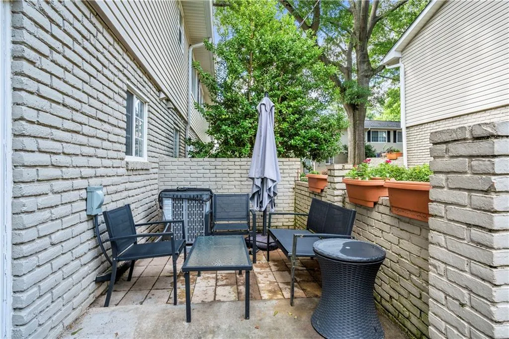 6940 Roswell Road Unit 10f, Atlanta, Georgia 30328, 2 Bedrooms Bedrooms, ,1 BathroomBathrooms,Residential,Sold,6940 Roswell Road Unit 10f,6912702