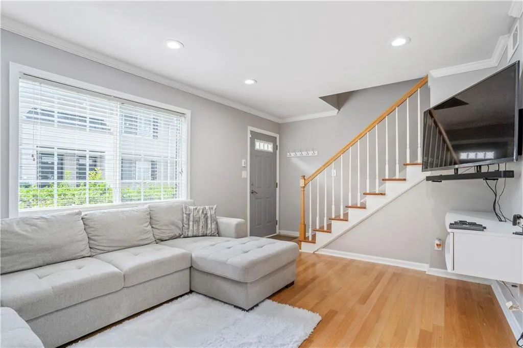 6940 Roswell Road Unit 10f, Atlanta, Georgia 30328, 2 Bedrooms Bedrooms, ,1 BathroomBathrooms,Residential,Sold,6940 Roswell Road Unit 10f,6912702