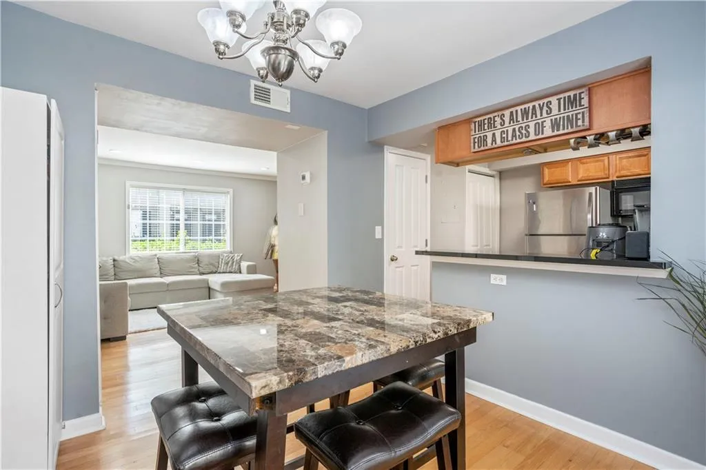 6940 Roswell Road Unit 10f, Atlanta, Georgia 30328, 2 Bedrooms Bedrooms, ,1 BathroomBathrooms,Residential,Sold,6940 Roswell Road Unit 10f,6912702