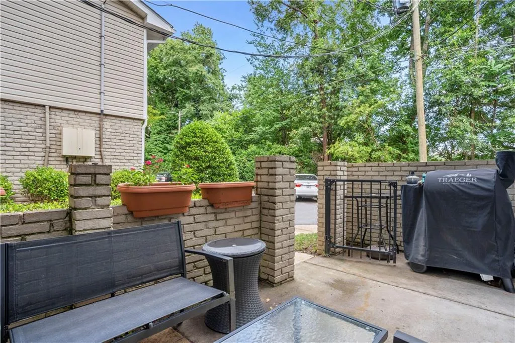 6940 Roswell Road Unit 10f, Atlanta, Georgia 30328, 2 Bedrooms Bedrooms, ,1 BathroomBathrooms,Residential,Sold,6940 Roswell Road Unit 10f,6912702