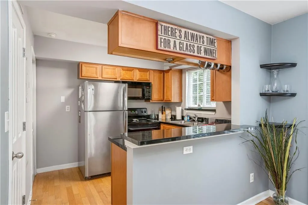 6940 Roswell Road Unit 10f, Atlanta, Georgia 30328, 2 Bedrooms Bedrooms, ,1 BathroomBathrooms,Residential,Sold,6940 Roswell Road Unit 10f,6912702