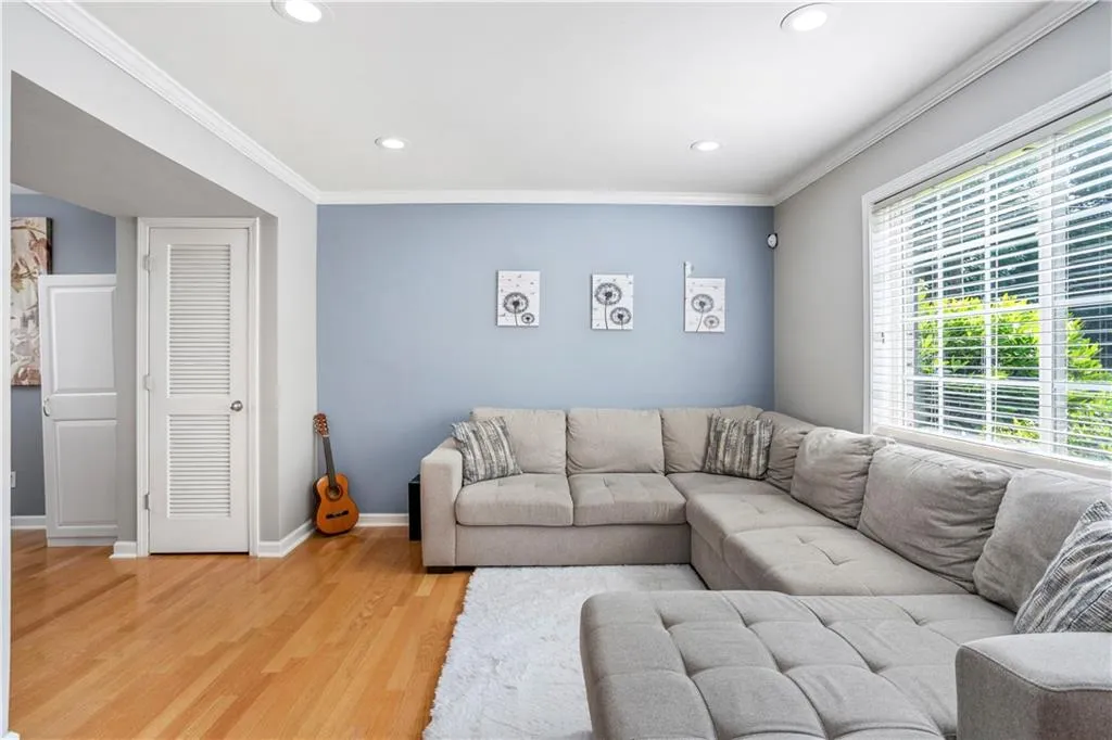 6940 Roswell Road Unit 10f, Atlanta, Georgia 30328, 2 Bedrooms Bedrooms, ,1 BathroomBathrooms,Residential,Sold,6940 Roswell Road Unit 10f,6912702