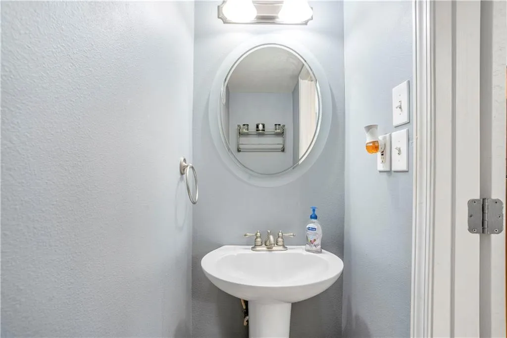 6940 Roswell Road Unit 10f, Atlanta, Georgia 30328, 2 Bedrooms Bedrooms, ,1 BathroomBathrooms,Residential,Sold,6940 Roswell Road Unit 10f,6912702