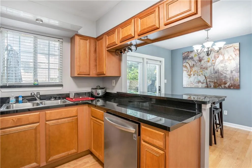 6940 Roswell Road Unit 10f, Atlanta, Georgia 30328, 2 Bedrooms Bedrooms, ,1 BathroomBathrooms,Residential,Sold,6940 Roswell Road Unit 10f,6912702