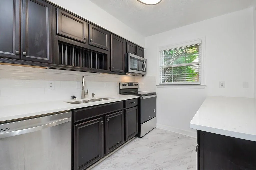 6700 Roswell Road Unit 31g, Sandy Springs, Georgia 30328, 2 Bedrooms Bedrooms, ,2 BathroomsBathrooms,Residential,Sold,6700 Roswell Road Unit 31g,6759306