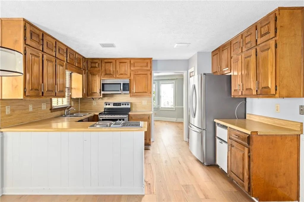 240 Zephyr Court, Sandy Springs, Georgia 30350, 4 Bedrooms Bedrooms, ,2 BathroomsBathrooms,Residential,Sold,240 Zephyr Court,6965456
