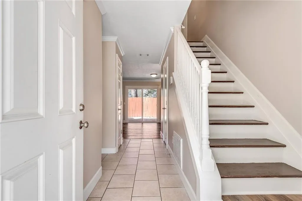 Foyer as you enter the front door Foyer as you enter the front door